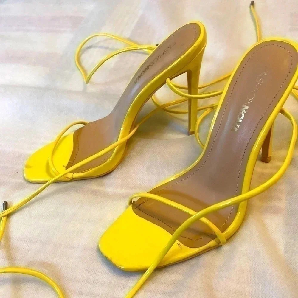 Fashion Nova pretty 🤩 sandals with over knees straps